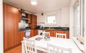 Modern Spacious 3 Bedroom City Centre Apartment - Free Parking - Private Balcony